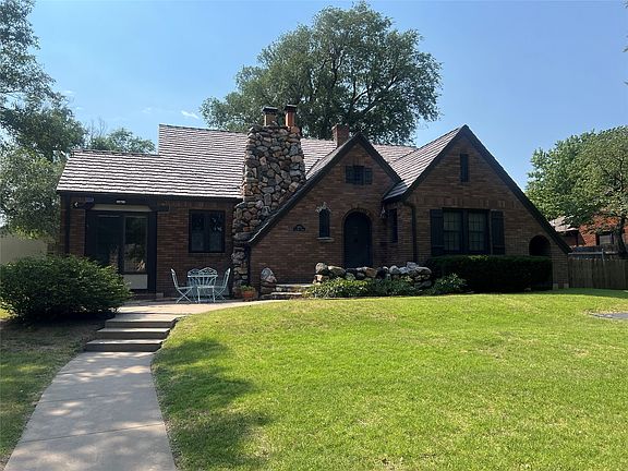 2nd image of 1901 La Mesa Dr