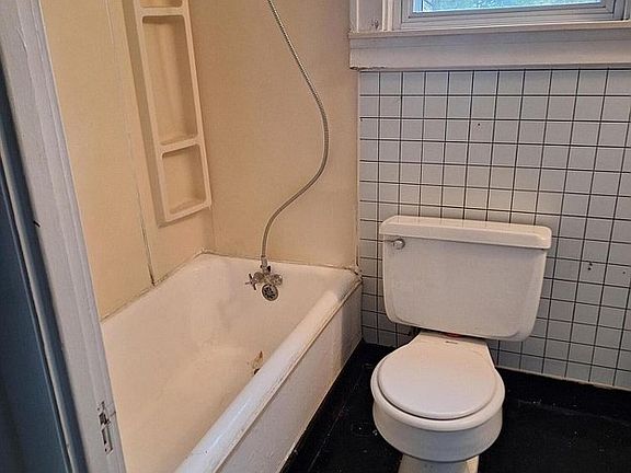 2nd image of 207 W Henry St #2