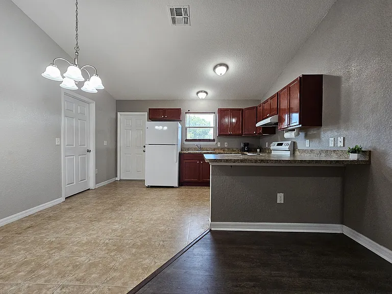 7 Willow Run — Photo 8