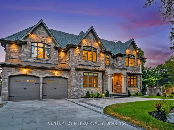 36 Farrington Dr, Toronto, ON M2L 2B6