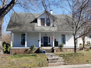 206 W Lebanon St, Mount Airy, NC 27030