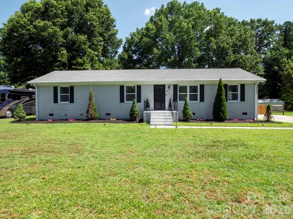 421 Catawba Cir N, Matthews, NC 28104