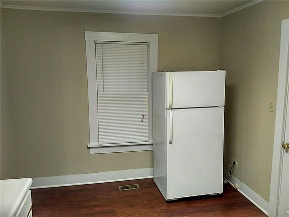 5th image of 621 W Adams St