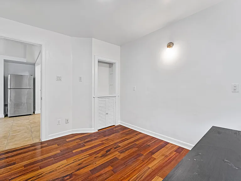240 Blackburn Ave — Photo 59