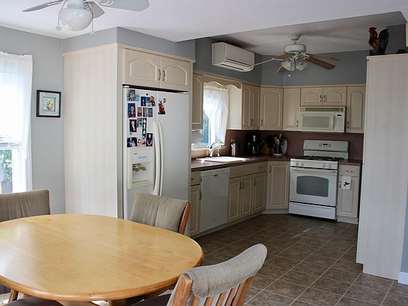 Kitchen + breakfast nook