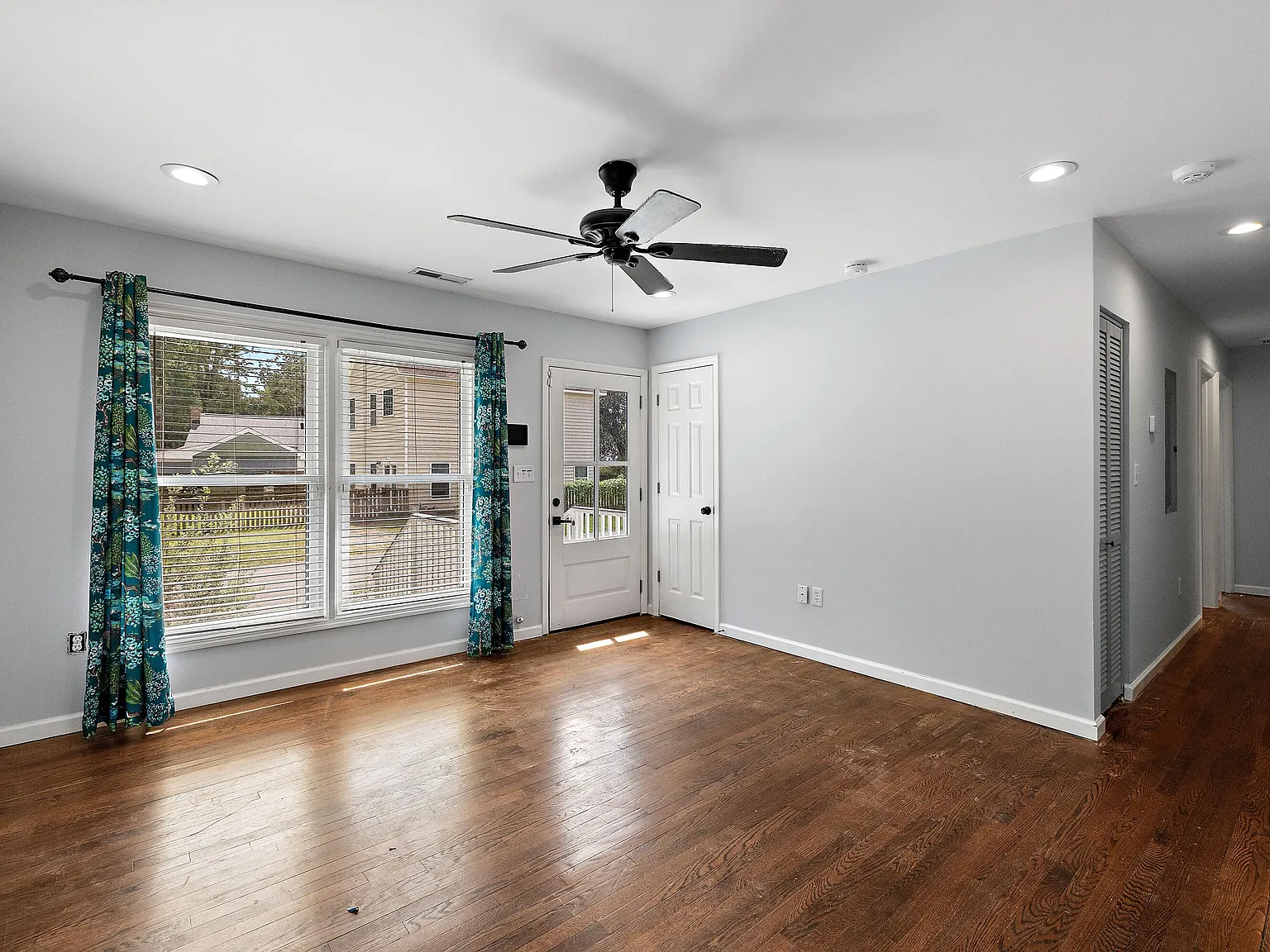 3 bed, 1.0 bath, 1011 sqft, $2,495 — Photo 3
