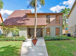915 Sandtree Dr, Palm Beach Gardens, FL 33403