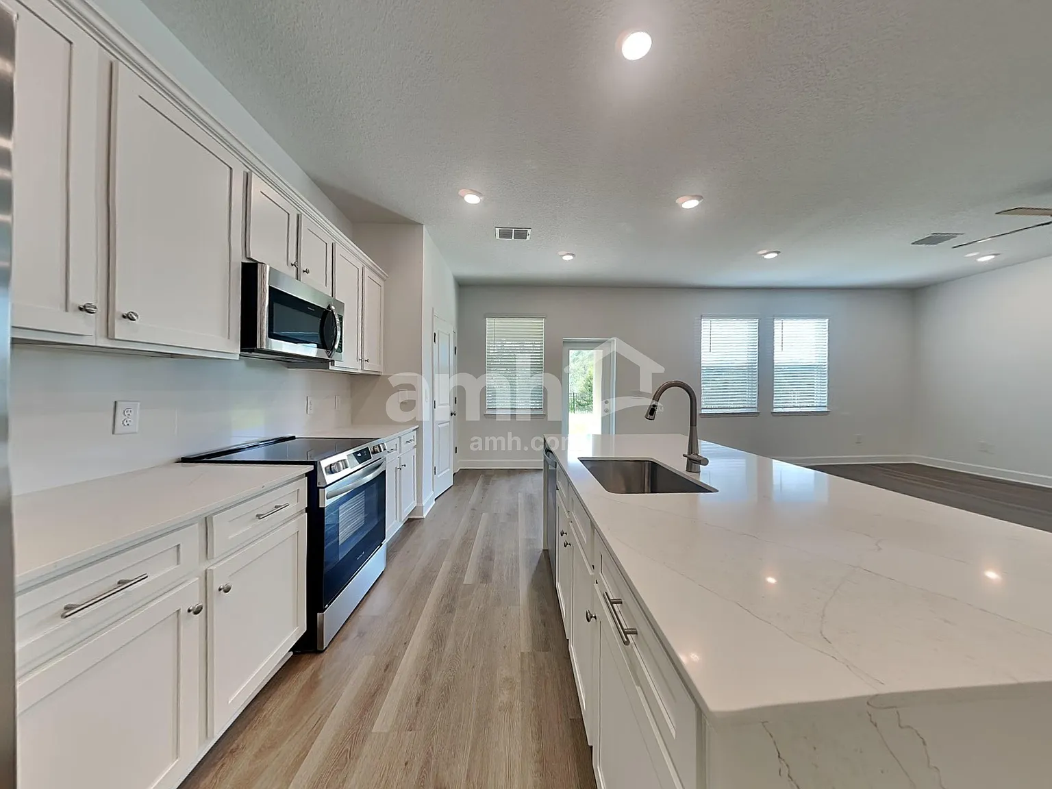4 bed, 2.5 bath, 1977 sqft, $2,490 — Photo 3