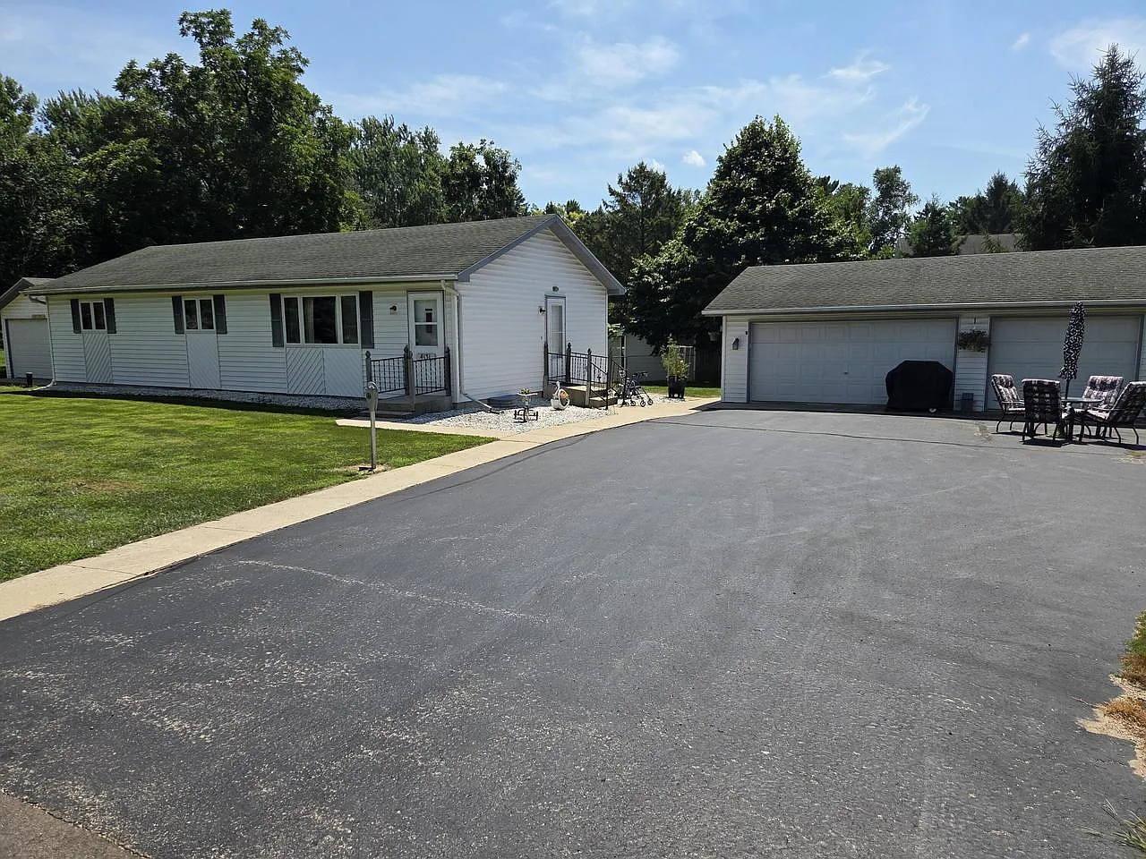 4131 Maple DRIVE photo 1