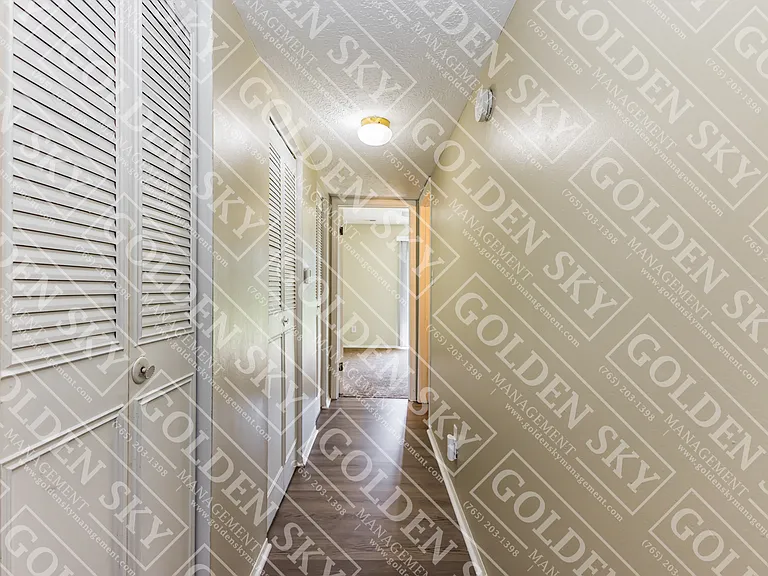 915 N Muessing Apts — Photo 6
