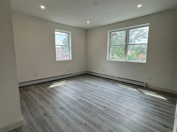 1048 E 213th St, Bronx, NY