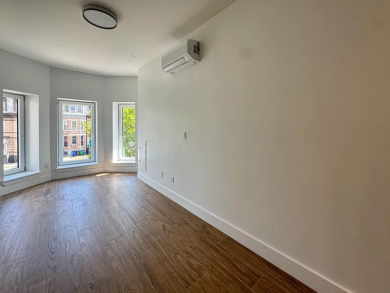 363 Hawthorne St #2F — Photo 2