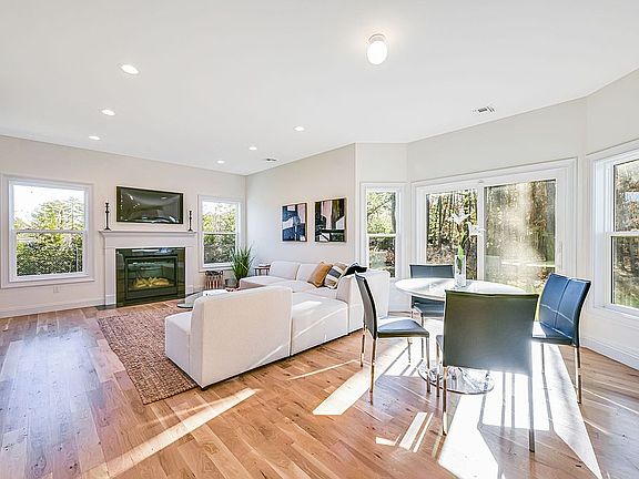 4th image of 7 Henkel Dr