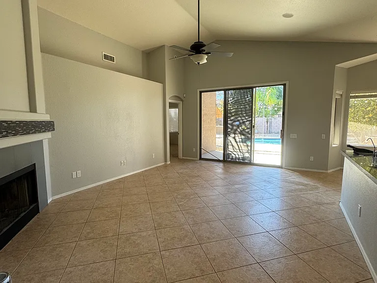 2523 E Parkside Ln — Photo 2
