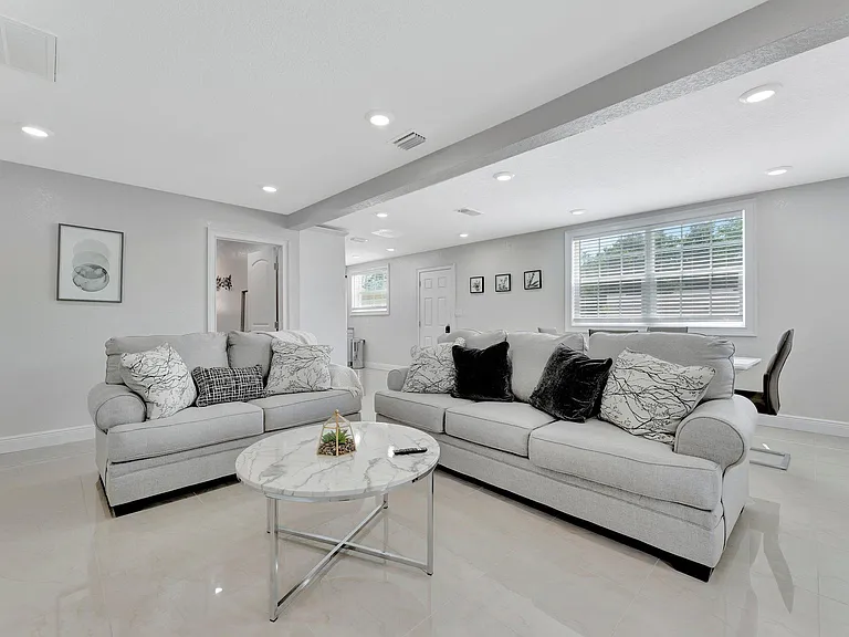 302 W Sligh Ave — Photo 1