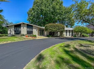 3090 Hartslock Woods Dr, West Bloomfield, MI 48322