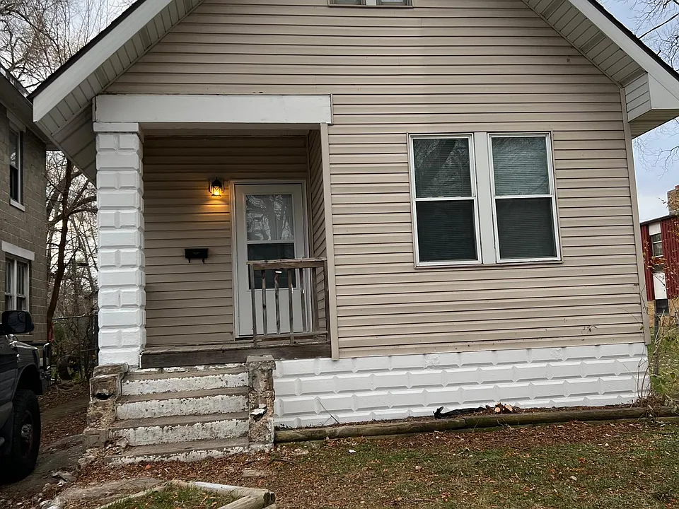 1011 S Greenlawn Ave