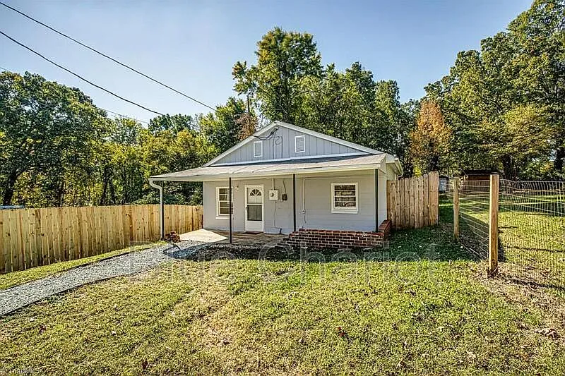 2 bed, 1.0 bath, 840 sqft, $1,600 — Photo 4