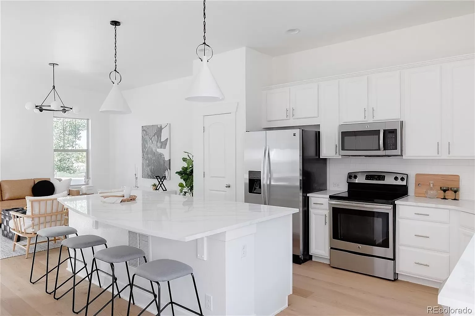 4 bed, 3.5 bath, 2300 sqft, $4,000 — Photo 2