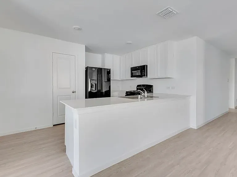 10025 Southwest Dr — Photo 3