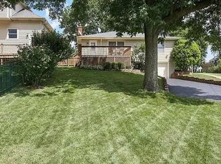 2 Tuttle Ave, Clarendon Hills, IL 60514