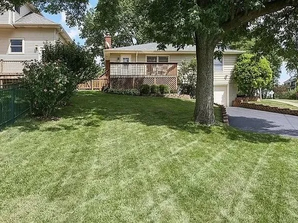 2 Tuttle Ave, Clarendon Hills, IL 60514