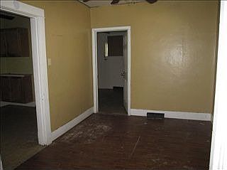3rd image of 2039 Victoria Ave
