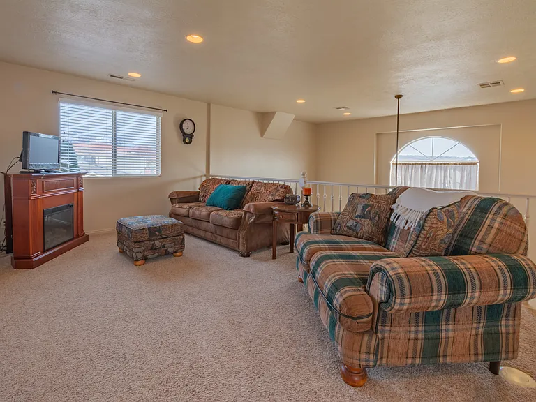 381 N Windsor Dr — Photo 12