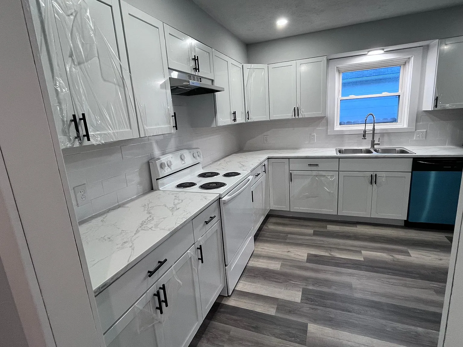 1713 E Commercial St — Photo 4