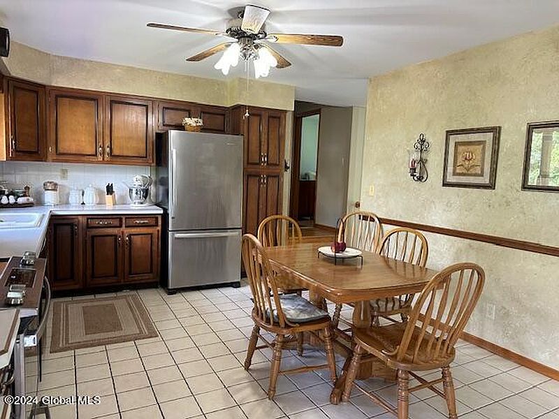 4th image of 32 James Dr