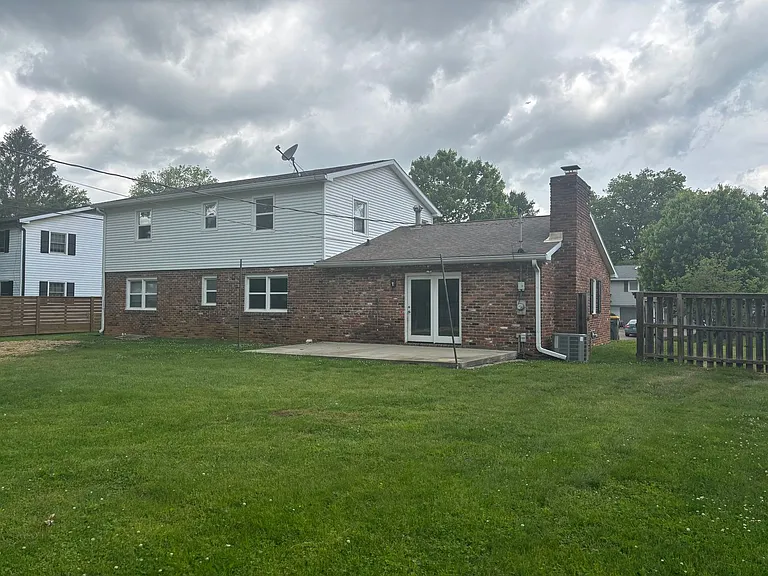 2212 E Queens Way — Photo 24