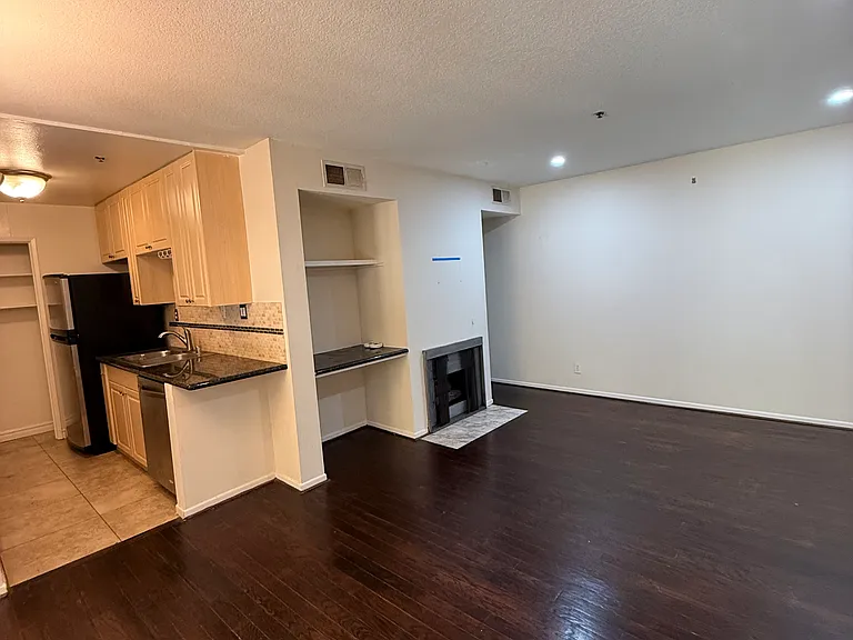 Burton Way Apartments — Photo 17