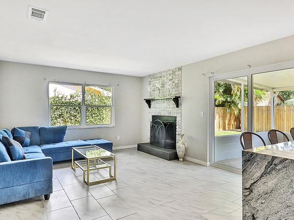 4th image of 933 Tall Pine Dr