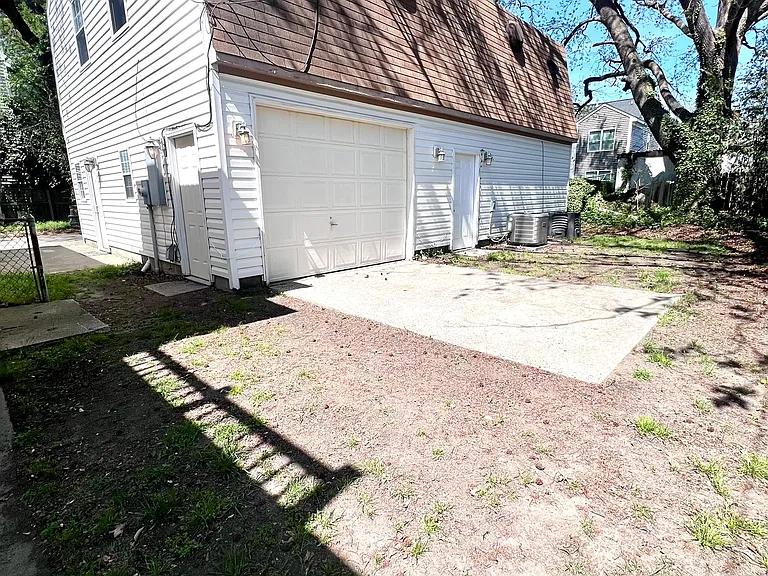210 Pennsylvania Ave #1 — Photo 33
