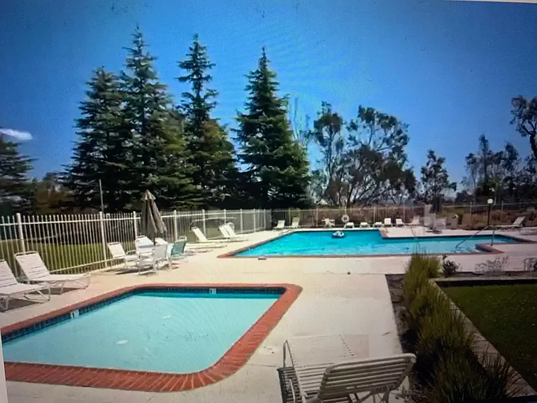 16 Coleridge Dr #1 — Photo 8