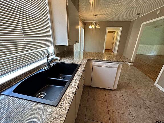 5th image of 310 Dogwood Ln