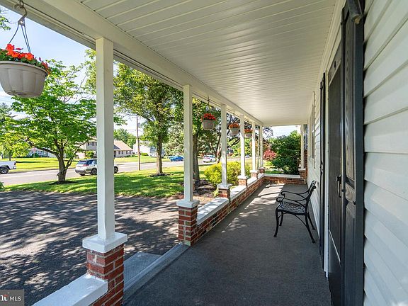 5th image of 23 Maple Ave