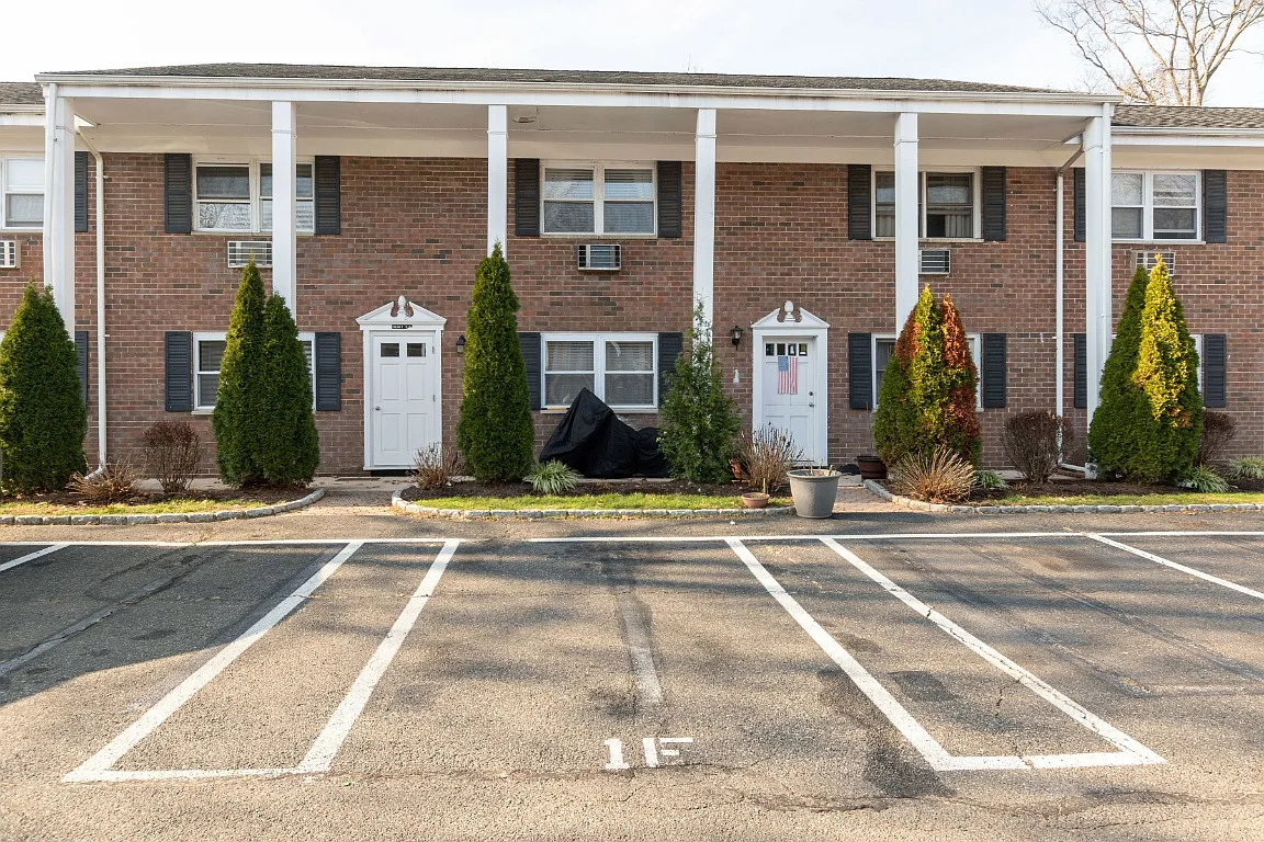 101 Maple Tree Ave — Photo 1