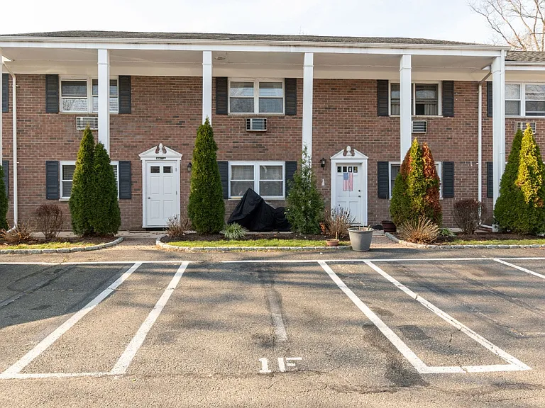 101 Maple Tree Ave — Photo 1