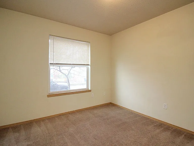 812 N Dekum St — Photo 9
