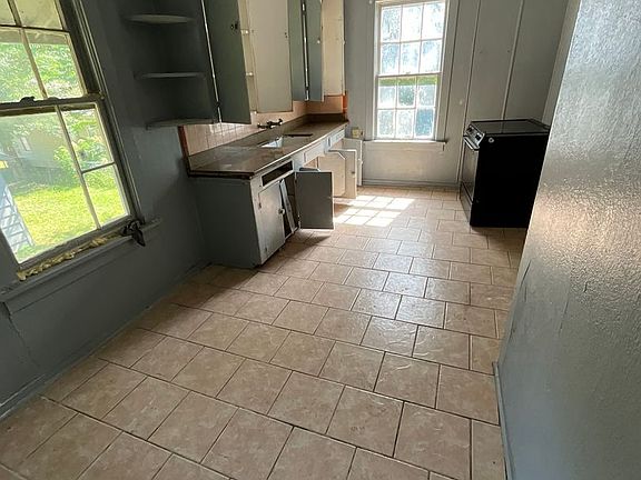 2nd image of 2825C Desoto St