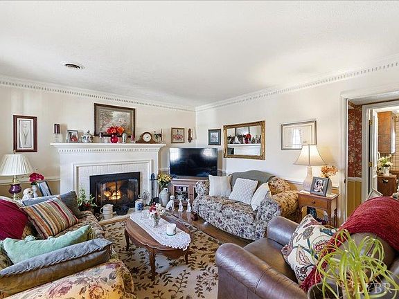 5th image of 724 Spring St