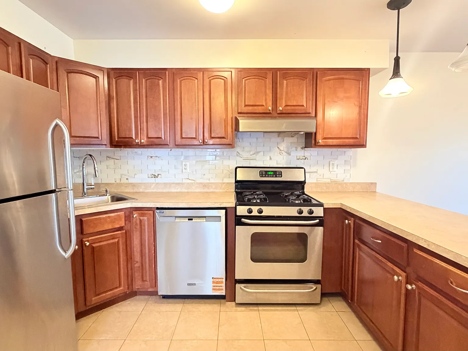 5 bed, 1200 sqft, $5,000 — Photo 4
