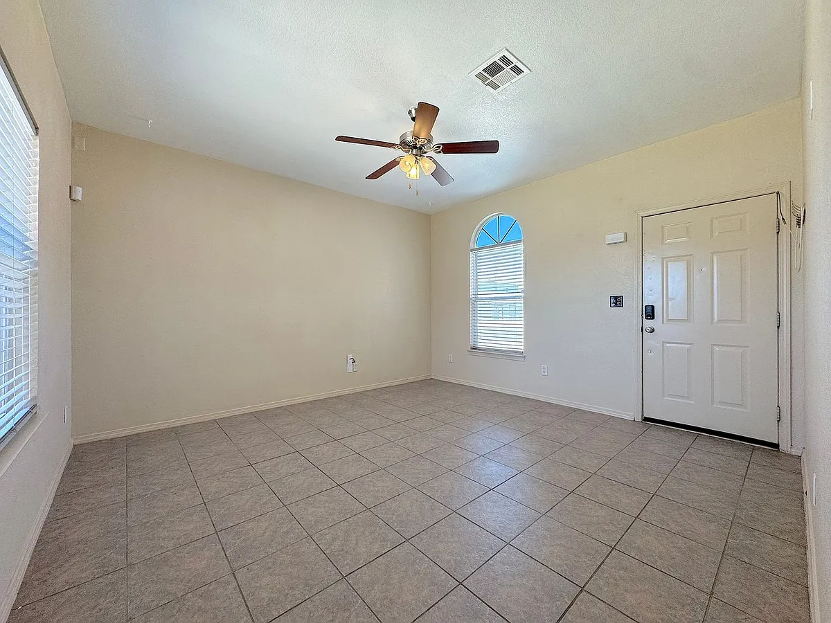 Building Photo - 10421 Silvercloud Dr