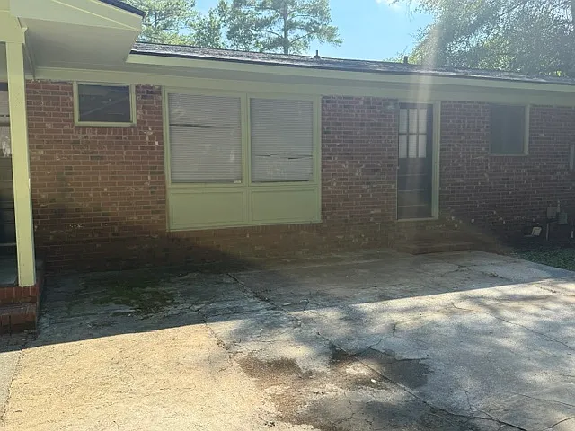 7040 Media Dr — Photo 2