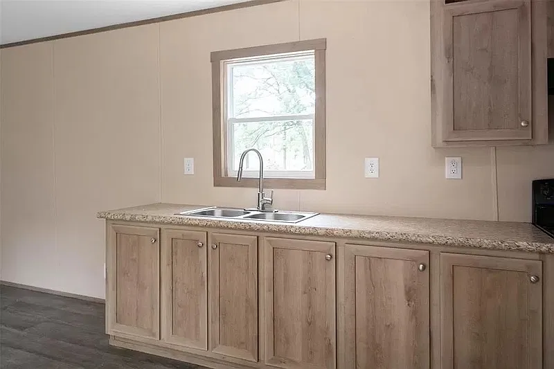 3 bed, 2.0 bath, 1100 sqft, $1,423 — Photo 3