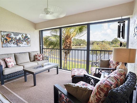 Light, bright end unit .... visitors love spending time on the beautiful lanai _ day or night it is a relaxing delight!