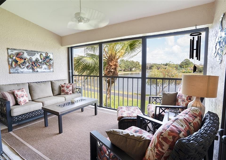 Light, bright end unit .... visitors love spending time on the beautiful lanai _ day or night it is a relaxing delight!