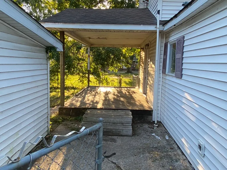 708 W Jones St — Photo 6