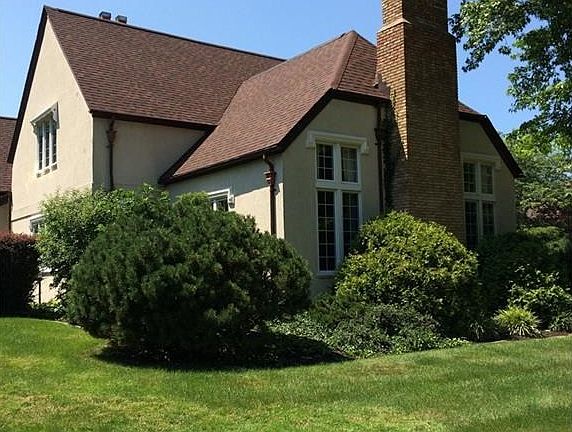 2nd image of 1052 Edgewater Ln